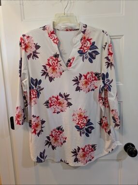 🔴 3/$15 Ceasikery White Floral V-Neck Tunic Top